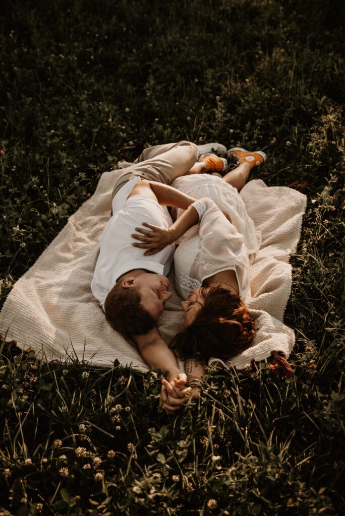 Claire Cedric photo calin dans l'herbe