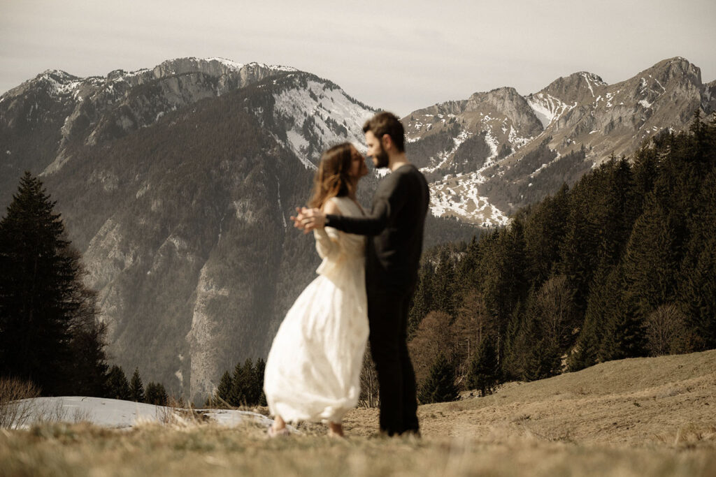 Photos et vidéos de mariage à grenoble en isère montagne nature petit mariage en intimité élopement alpes