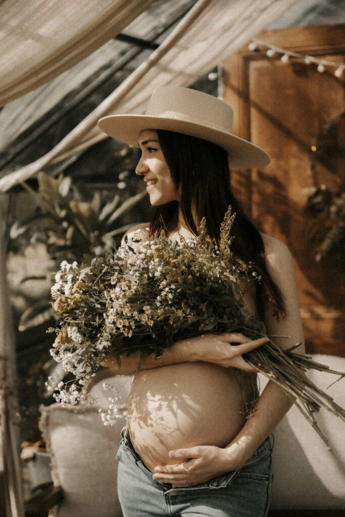femme enceinte photographie d'une femme enceinte avec un gros bouquet de fleurs à grenoble studio photo